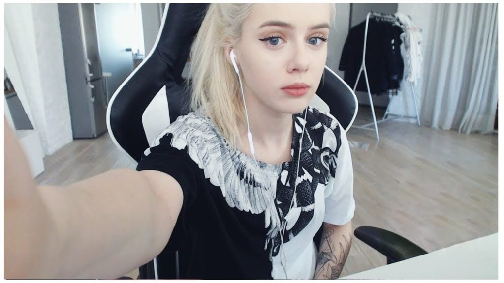 girl in twitch live